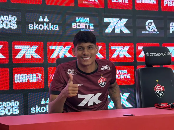 Volante, Zé Vitor, foi oficialmente apresentado como atleta do Vitória