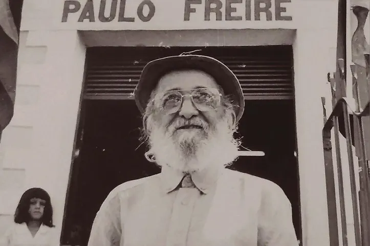 Paulo Freire também foi afastado da universidade