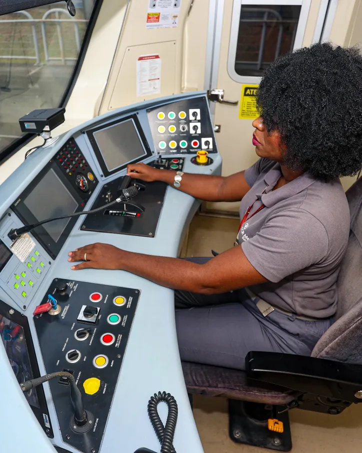 Antes de começar a operar trens, Elizabeth trabalhava nos terminais