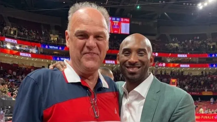 Oscar Schmidt e Kobe Bryant durante evento em 2013