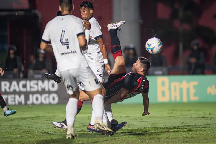 Osvaldo marcou golaço de bicicleta