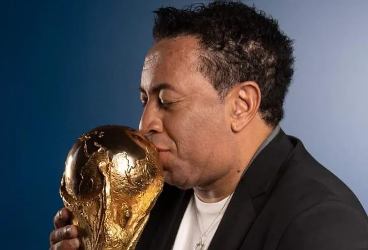 Júnior com a taça do penta