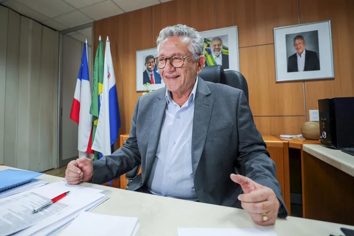 CADERNO MUNICIPIOS MARÇO 2026
Município da Região Metropolitana de Salvador, Camaçari tem o segundo maior Produto Interno Bruto (PIB) da Bahia, somando R$ 27,419 bilhões, em 2023. Do Valor Agregado Bruto (VAB) gerado naquele ano, 60,5% estão diretamente relacionados à produção industrial, que é a principal atividade econômica local. 

NA FOTO: prefeito de Camaçari, Luiz Caetano

FOTO Divulgação