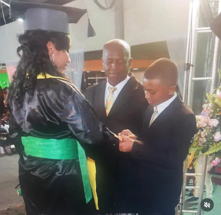 Marcelinho na formatura com a mãe