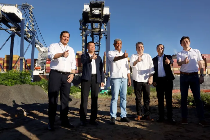 Jerônimo Rodrigues e representantes da comitiva chinesa estiveram no porto de Salvador na manhã desta terça-feira, 19