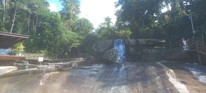 Cachoeira junto de praia em Guarujá