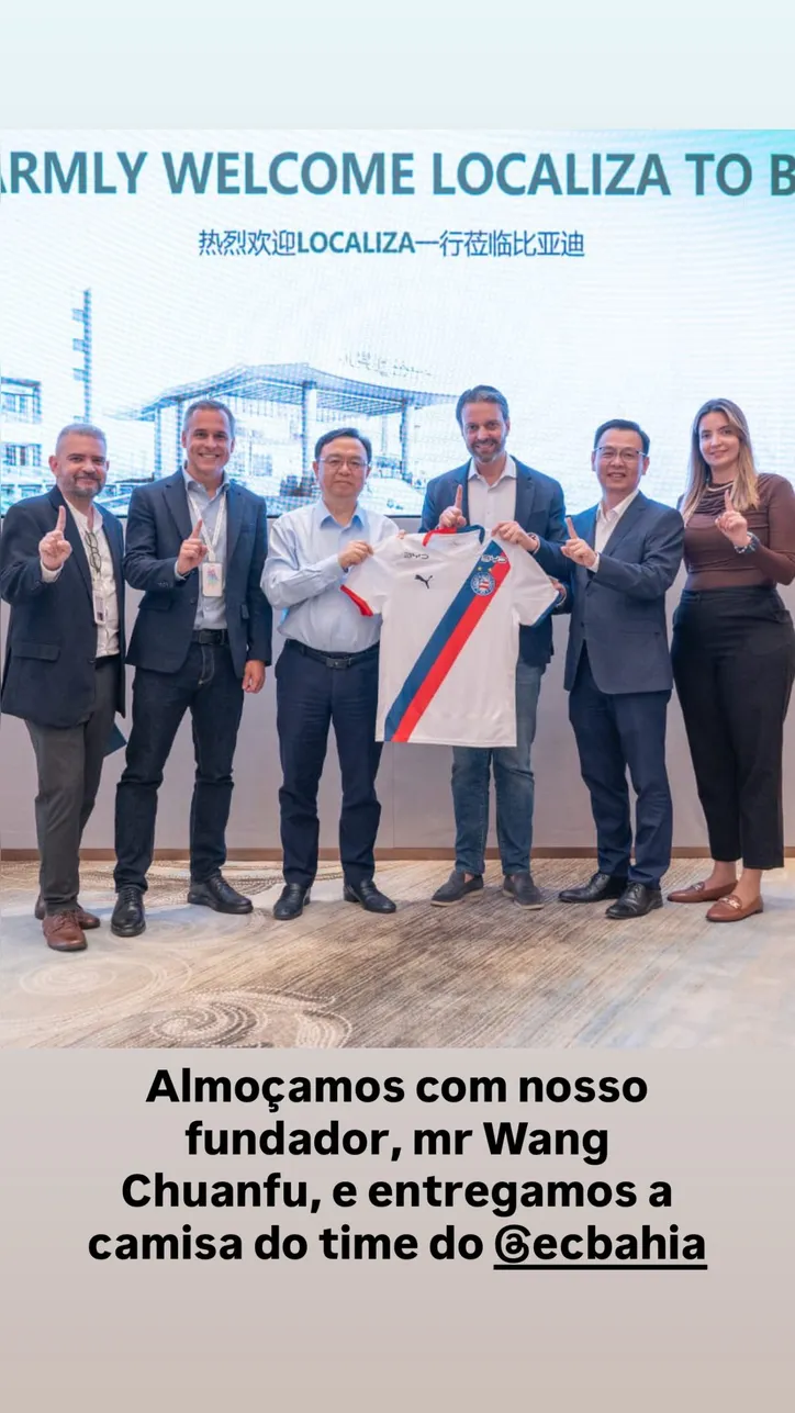 Imagem ilustrativa da imagem BYD lidera vendas no Brasil em abril e presidente global recebe camisa do Bahia