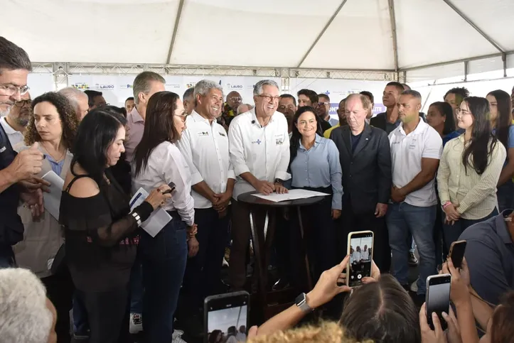 Jerônimo Rodrigues, Alexandre Padilha e Débora Régis assinam ordem de serviço para construção de maternidade em Lauro de Freitas
