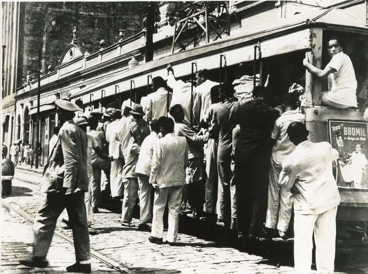 Bonde lotado de passageiros no Centro de Salvador na primeira metade do século XX