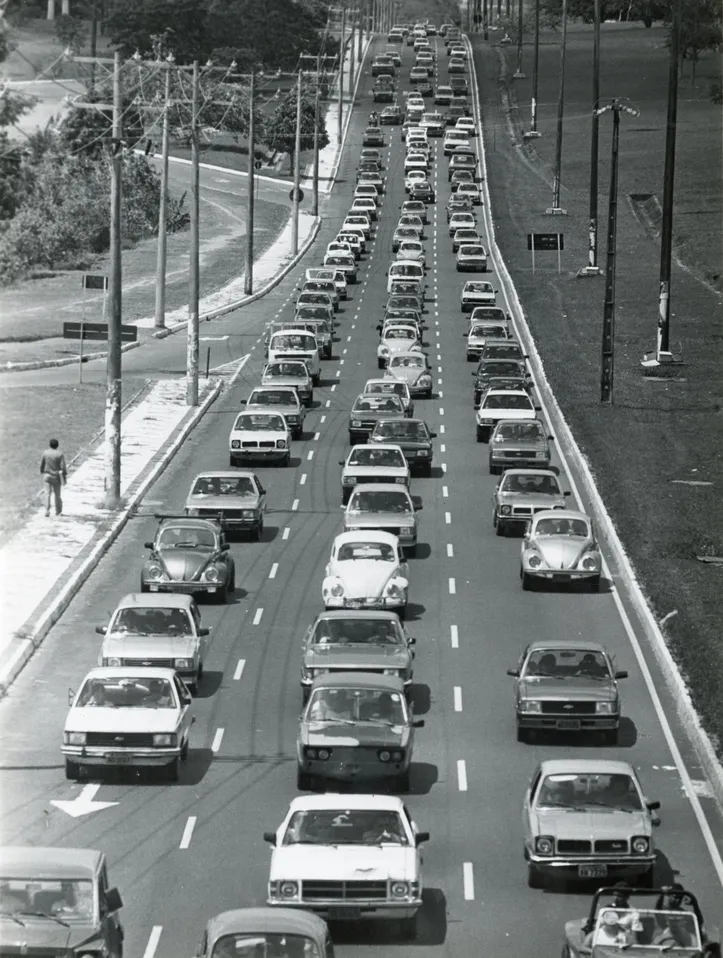 Trânsito na Avenida Luiz Viana Filho em 1987