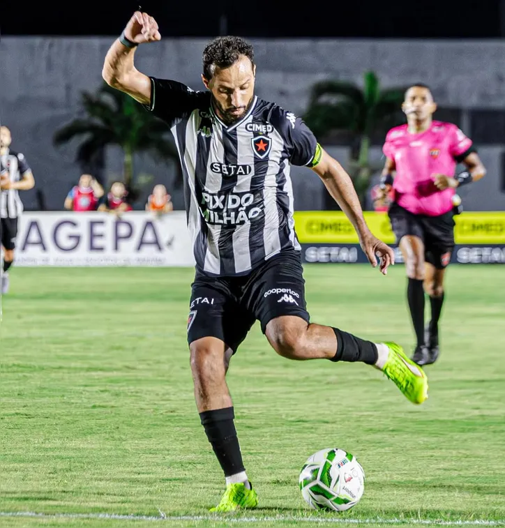 Nenê em campo pelo Botafogo-PB