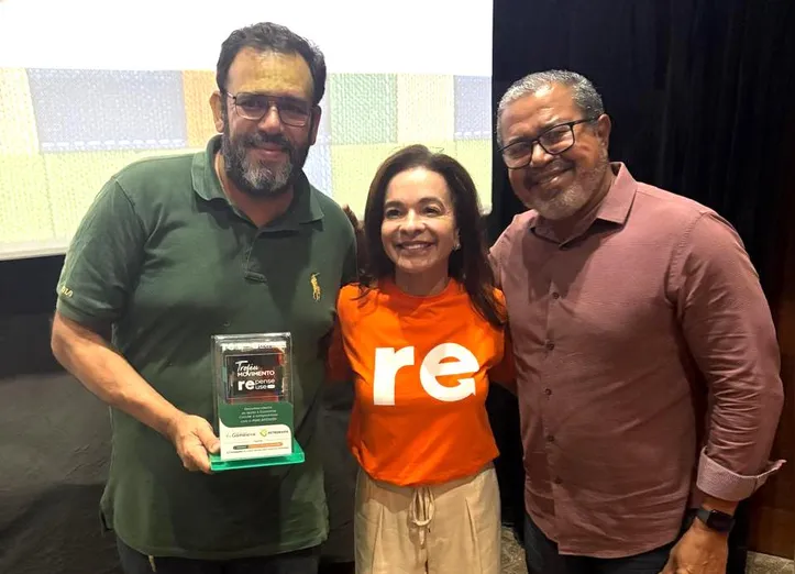 Thiago Borges, Claudia Hera e Gilson Alves no Troféu Repense Reuse 2025, com o Posto Gameleira Ogunjá
