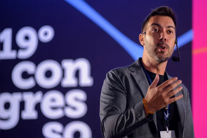 Imagem ilustrativa da imagem Psicólogo baiano vira destaque global com método contra o burnout