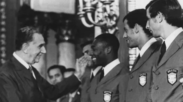 Presidente Médici recebe delegação tricampeã do mundo