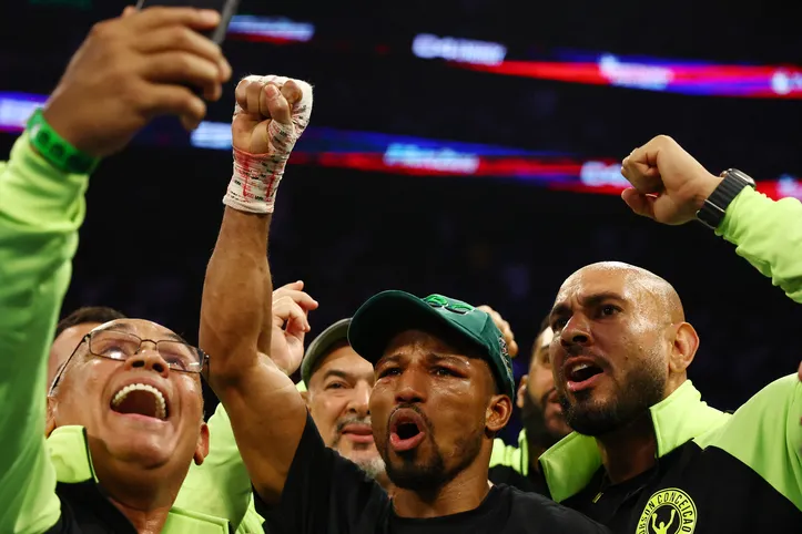 Robson Conceição, do Brasil, comemora com sua equipe após derrotar O'Shaquie Foster em 2024