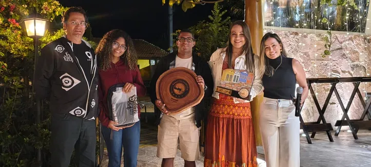 No centro da imagem, Hugo Bacelar e Tamires Caires, dupla campeã na categoria Adventure 4x4