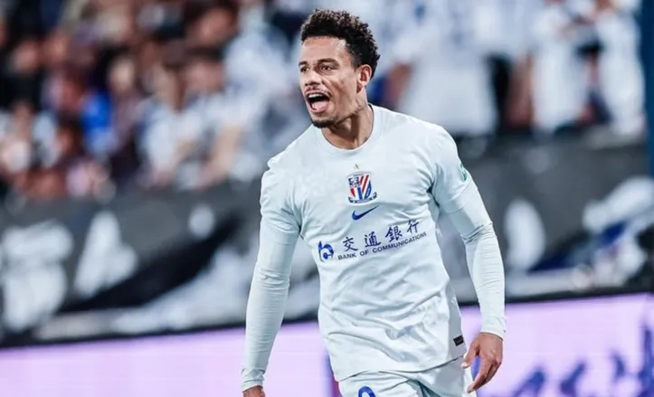 Rafael Ratão em campo pelo Shanghai Shenhua, na China