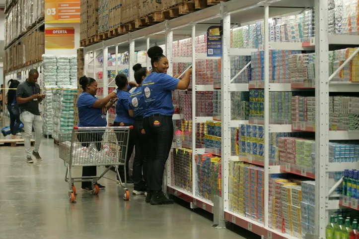 Clientes fazendo compras no supermercado