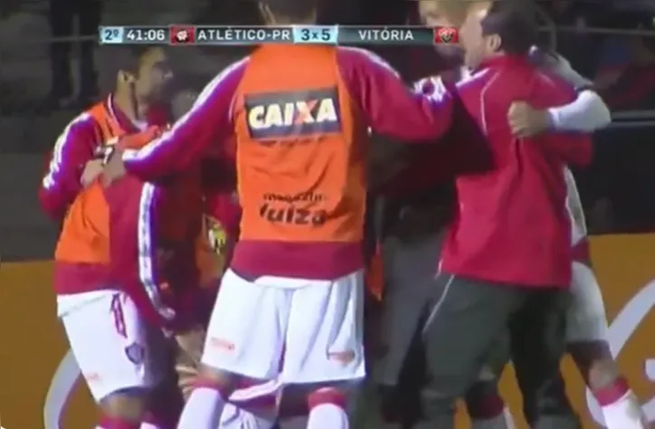 Jogadores do Vitória comemoram quinto gol