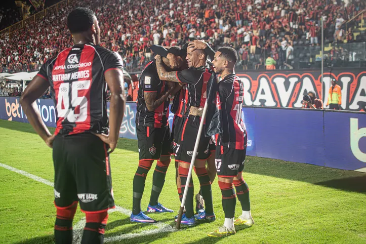 Jogadores do Vitória comemoram gol