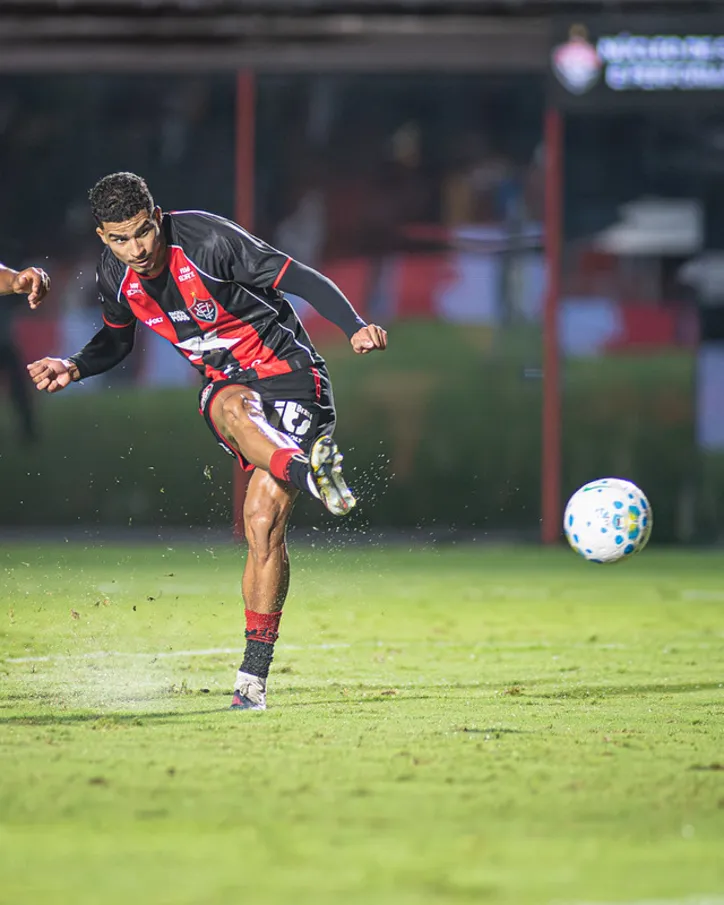 Renê participou dos quatro gols do Vitória contra o Coritiba