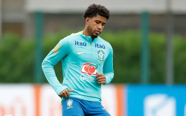 Andrey Santos em treino pela Seleção Brasileira