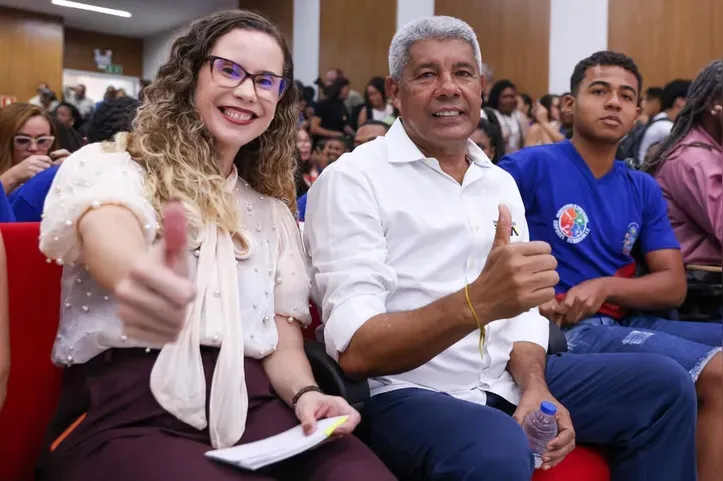 Nova secretária da Educação ao lado do governador Jerônimo Rodrigues