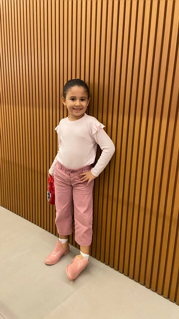 A pequena Alice faz sete anos no mesmo dia de Salvador