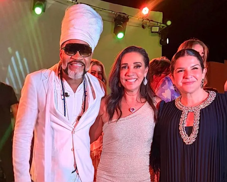 Lila entre Carlinhos Brown e Ju Ferraz, em noite que uniu arte, elegância e propósito no Gala em Trancoso