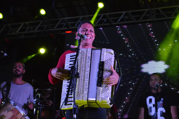 Tragino Gondim se apresentando durante o Festival de Forró da Chapada