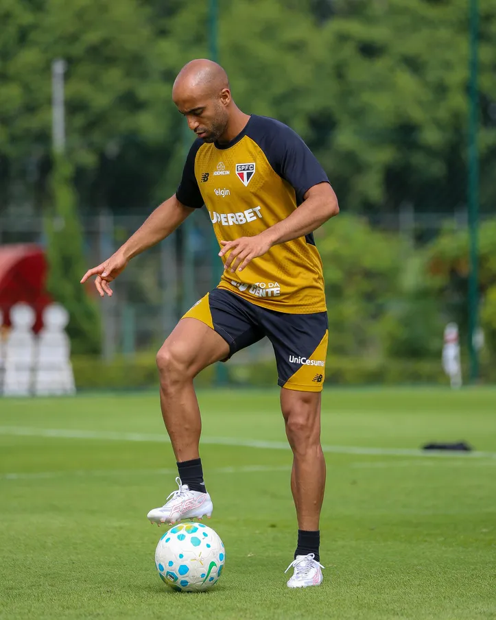 Lucas Moura treinou sem limitações e pode pintar no jogo