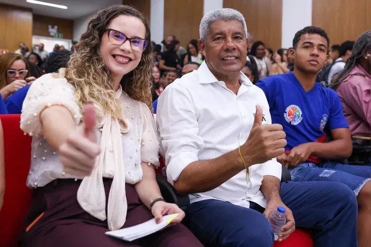 Nova secretária da Educação ao lado do governador Jerônimo Rodrigues