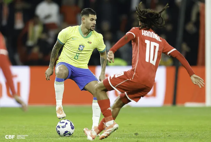 Bruno Guimarães durante o empate contra a Tunísia