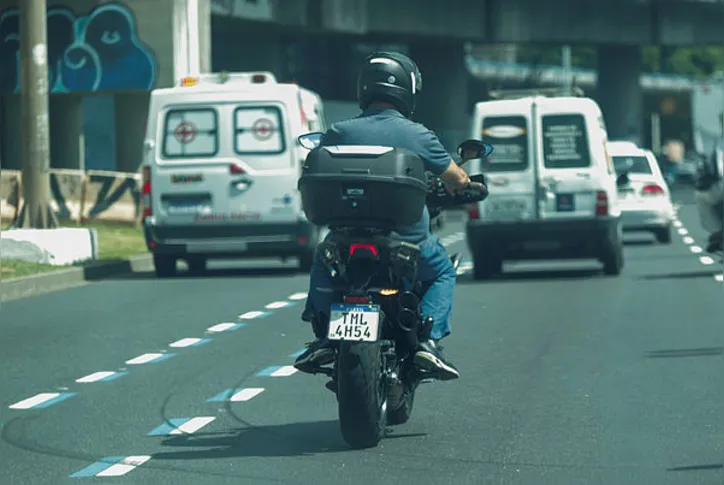 Motociclista na Avenida Bonocô