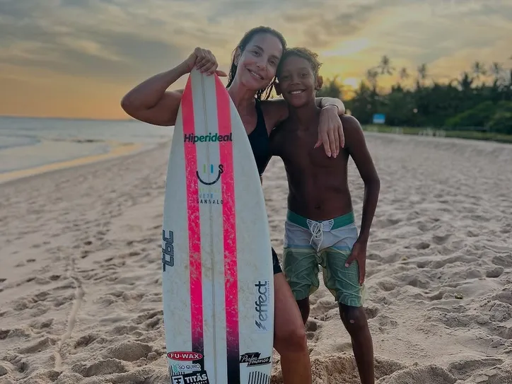 Ivete Sangalo ao lado do jovem surfista Davi Lucca