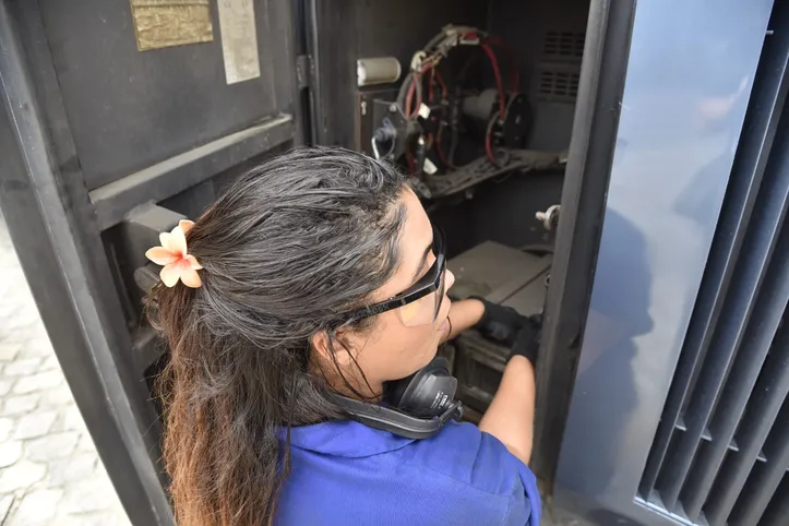 Ela lembra que trabalhar com ferramentas e circuitos não significa abrir mão da feminilidade