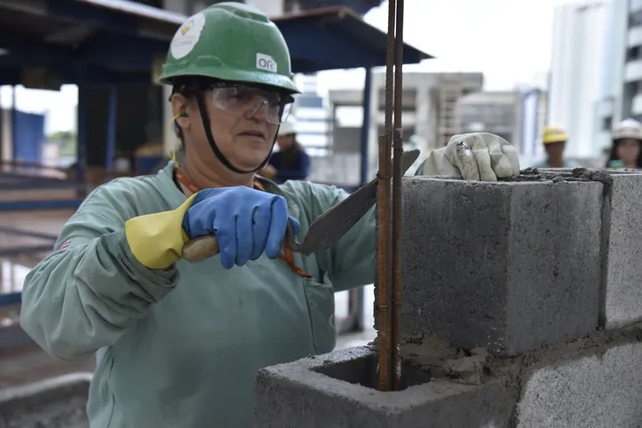 Formada em técnica de enfermagem, Maria Marli se encontrou na construção civil