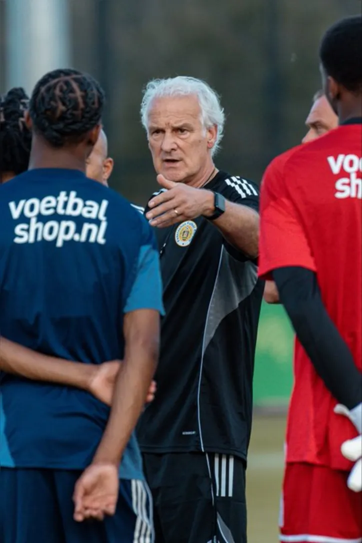 Fred Rutten, técnico que renunciou ao cardo em Curaçao