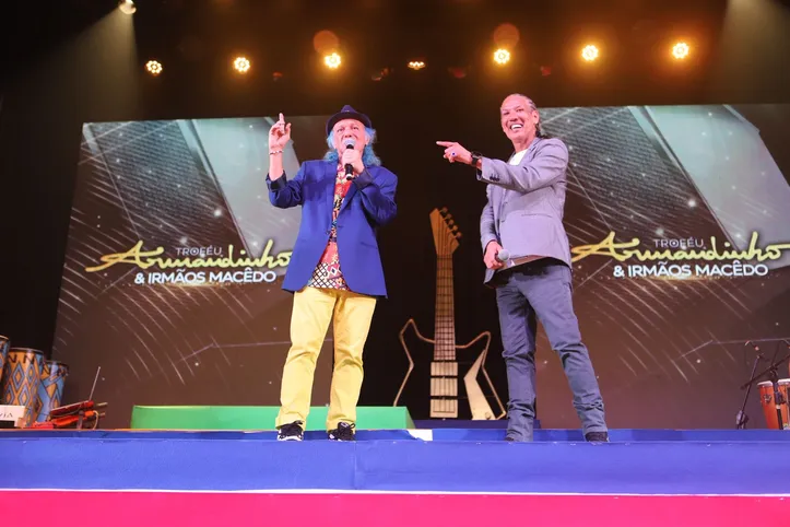 Armandinho celebrou o troféu que eterniza a guitarra baiana e o legado da música da Bahia