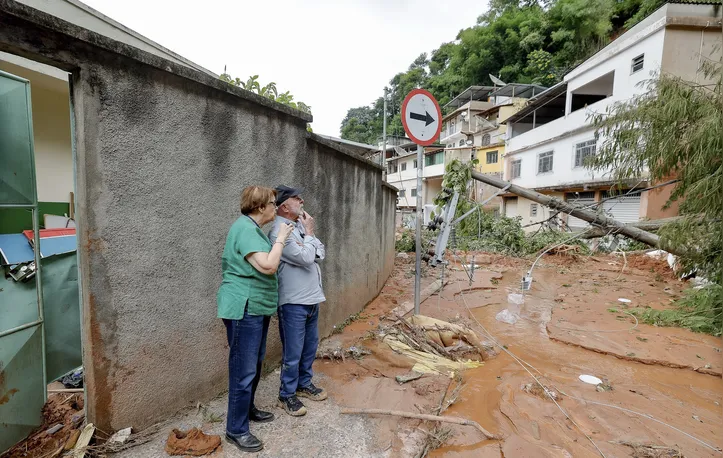 Lula durante vistoria às ruas afetadas pelas chuvas