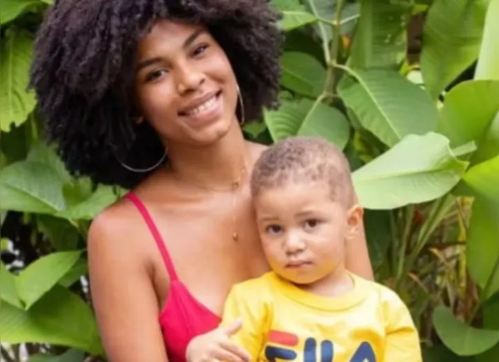 Mãe e filho mortos a facadas