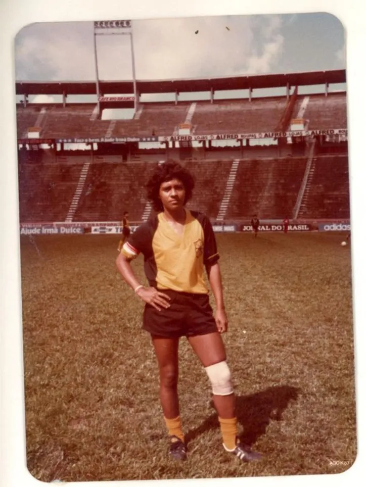 Dilma Mendes na Arena Fonte Nova com a camisa do Ypiranga na década de 1980
