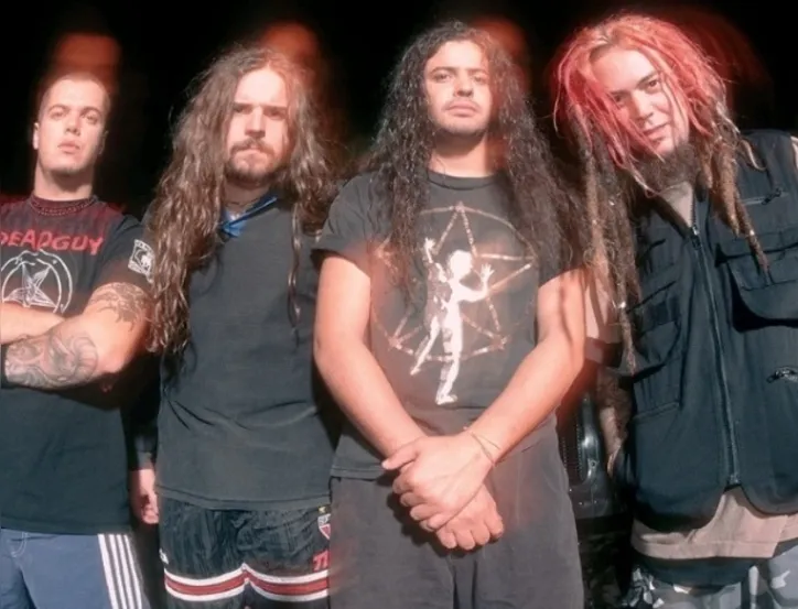 Mais que um disco, Roots foi uma declaração estética e cultural que reposicionou o Brasil no mapa global do metal