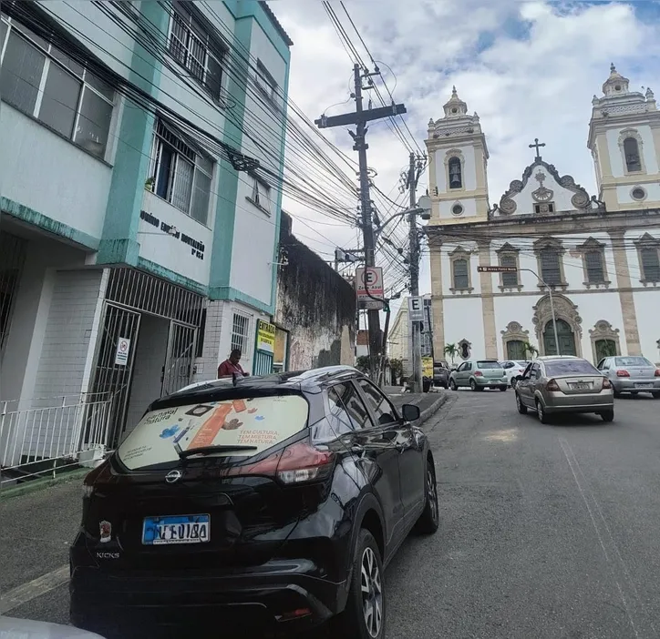 Nissan Kicks estava estacionado na Ladeira de Santana, em Nazaré