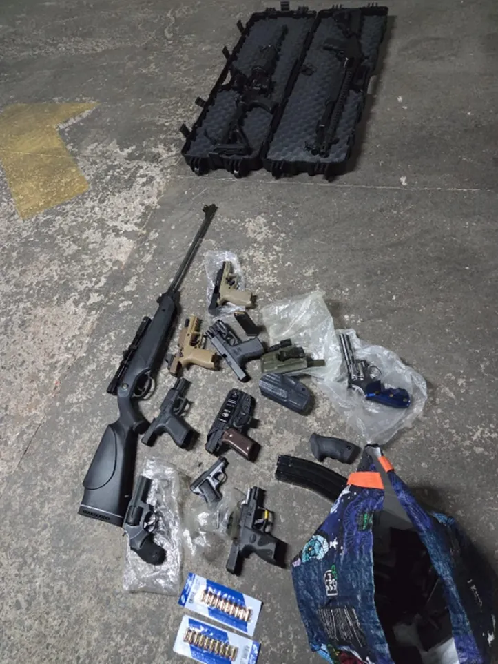Durante a operação, policiais apreenderam fuzis, pistolas, escopetas e centenas de muniçõe