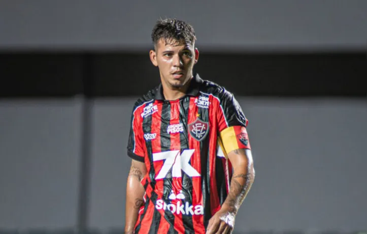 Dudu Maraíma em campo pelo Vitória