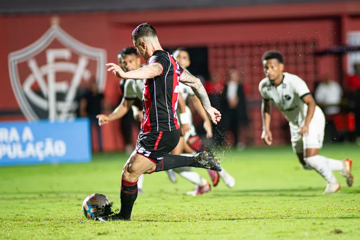 Renato Kayzer marcou dois gols na goleada do Leão