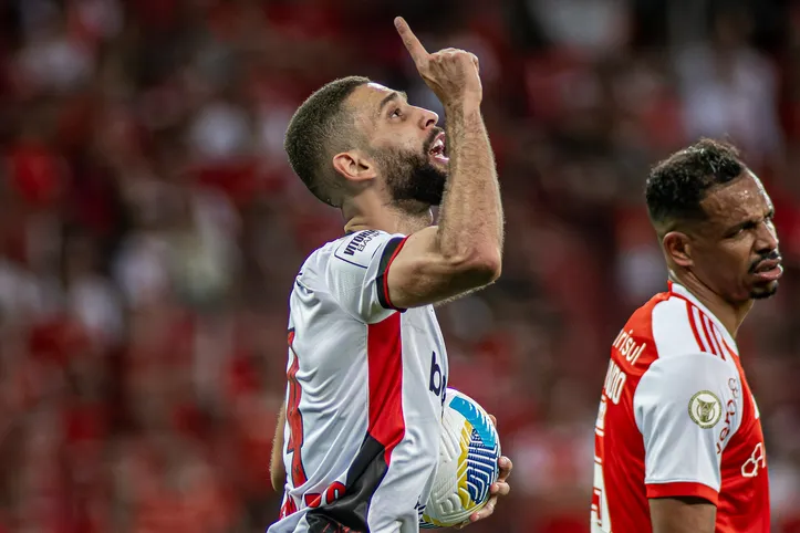 Wagner Leonardo em campo pelo Vitória