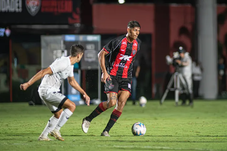 Zé Vitor em ação pelo Vitória
