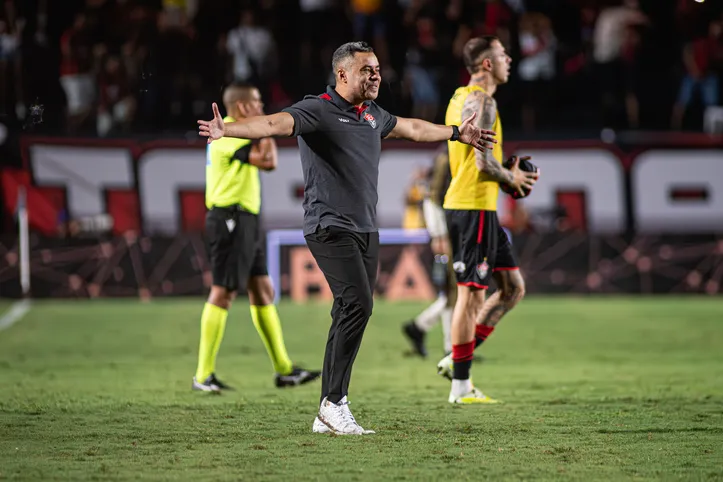 Jair Ventura à beira do gramado do Barradão